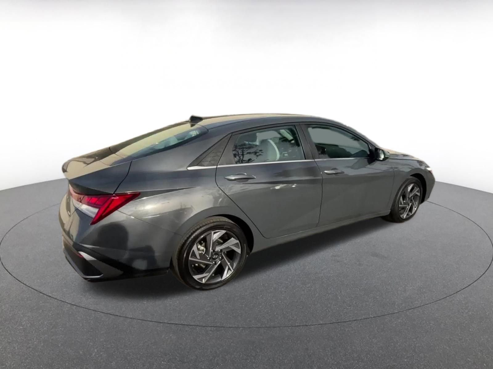 Used 2025 Hyundai Elantra Limited image 15