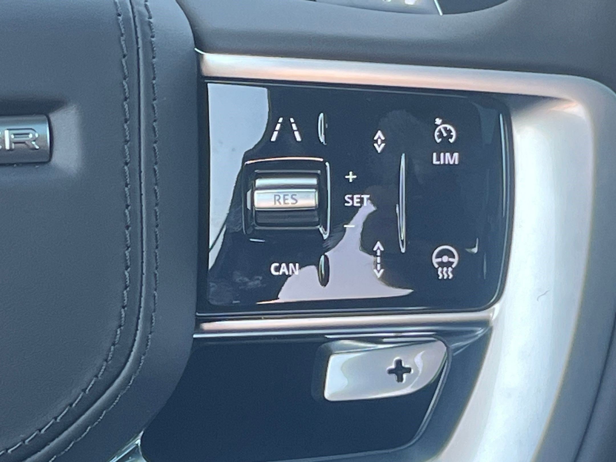 New 2025 Land Rover Range Rover Long Wheelbase SE image 17