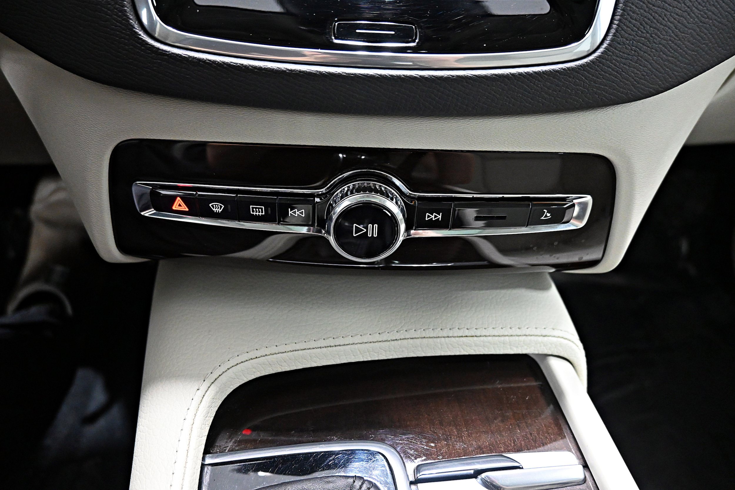 Used 2019 Volvo XC90 T6 Momentum w/ Advanced Package AWD/4WD image 18