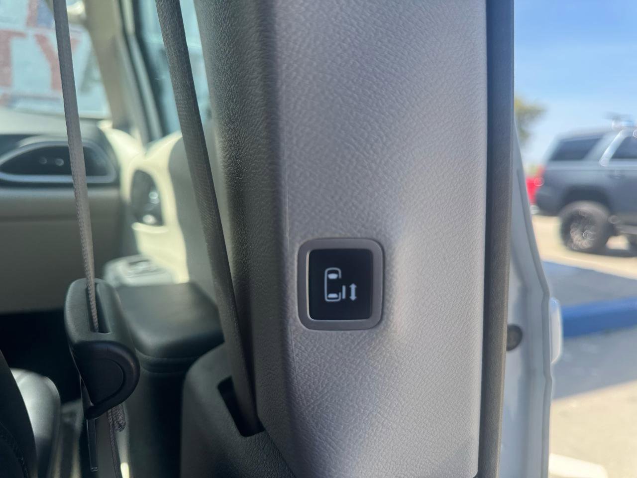 Used 2023 Chrysler Pacifica Touring-L image 36