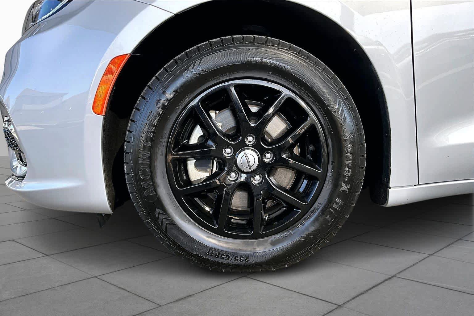 Used 2024 Chrysler Pacifica Touring-L image 11