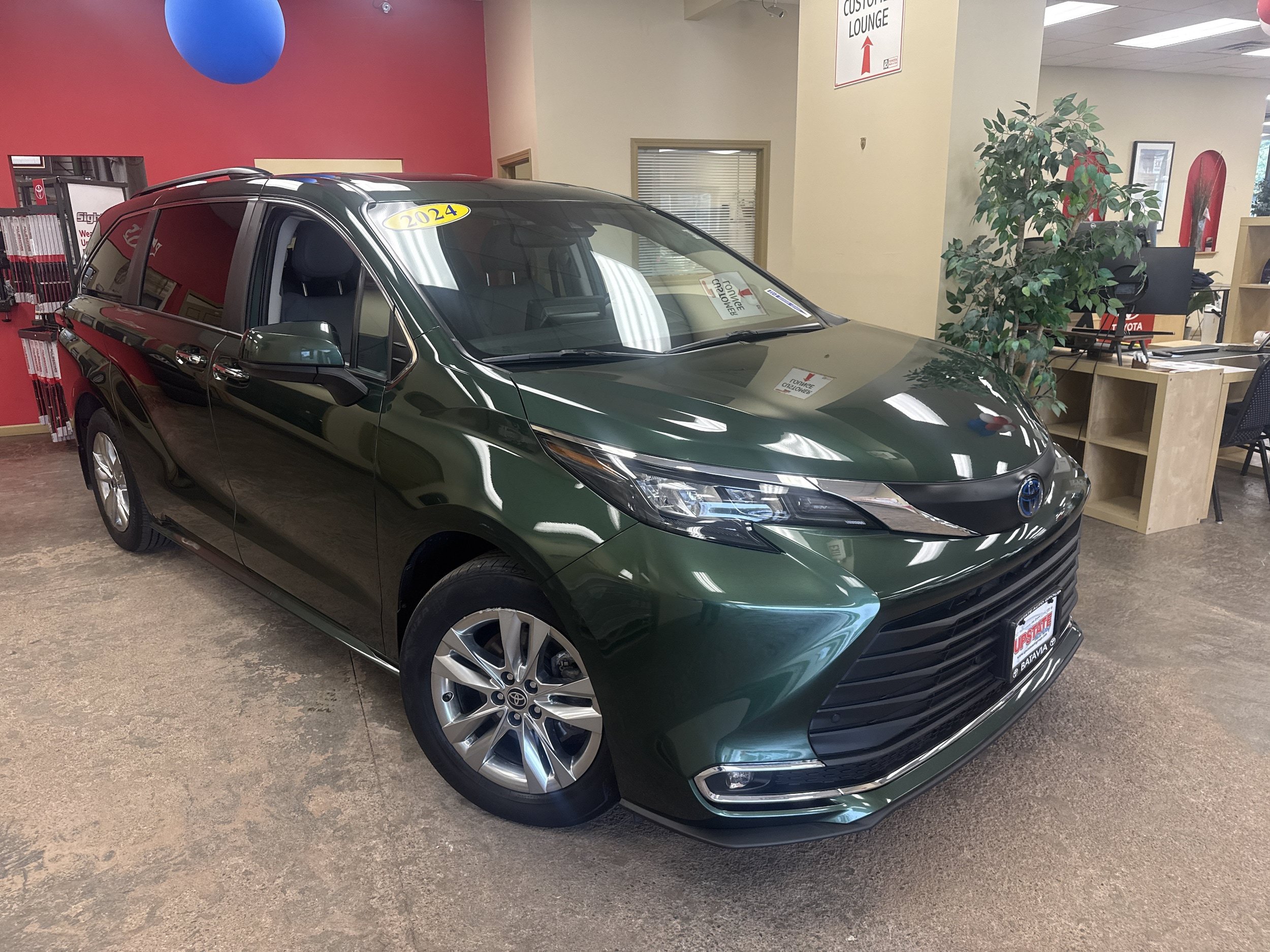 Used 2024 Toyota Sienna XLE w/ XLE Plus Package AWD/4WD image 3