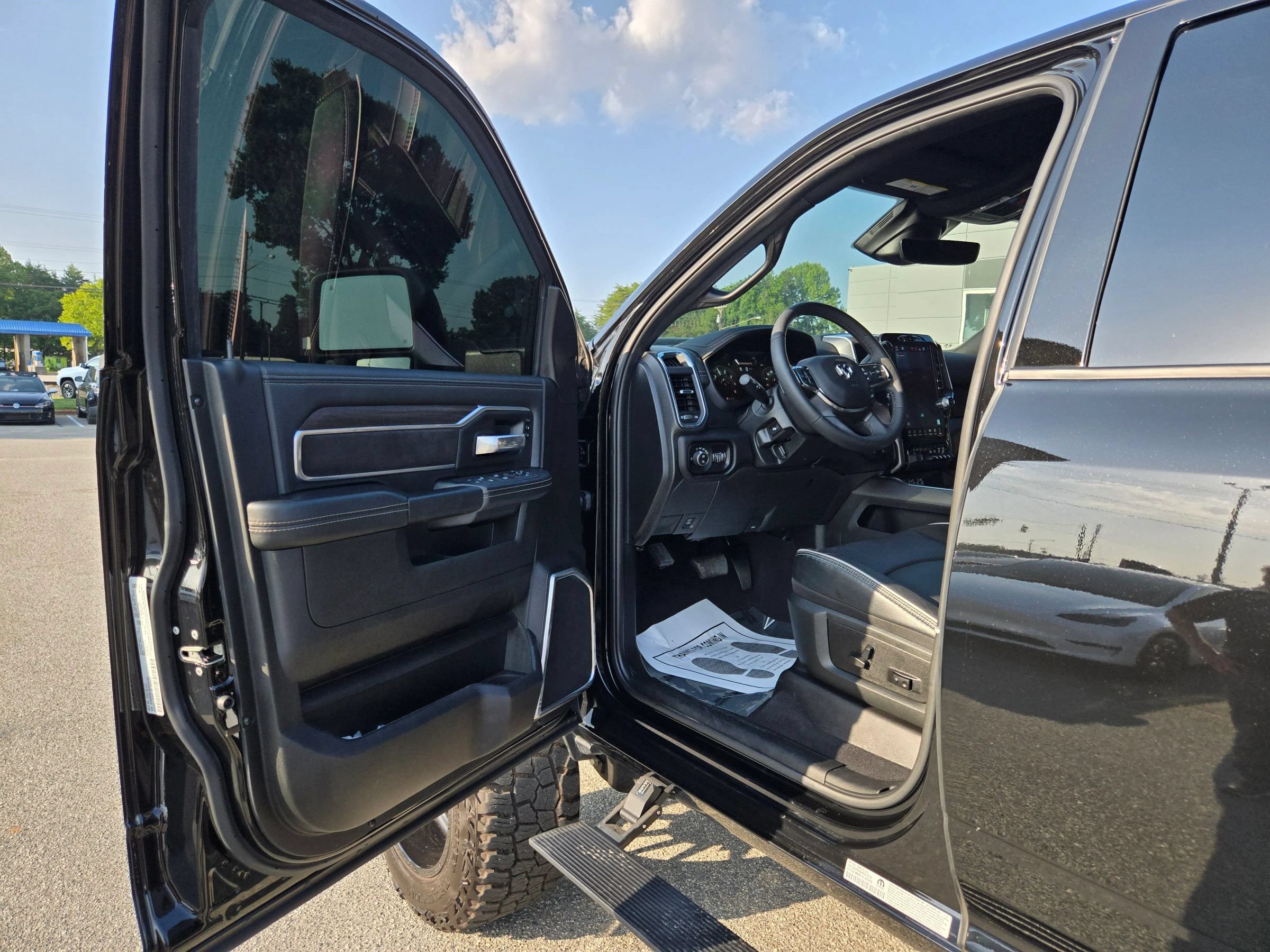 Used 2025 RAM 2500 Laramie w/ Night Edition AWD/4WD image 9