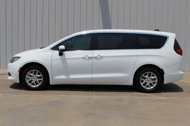 Used 2021 Chrysler Voyager LX image 2