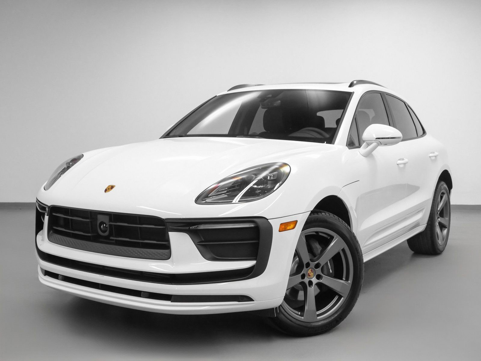 Certified 2025 Porsche Macan AWD/4WD image 1