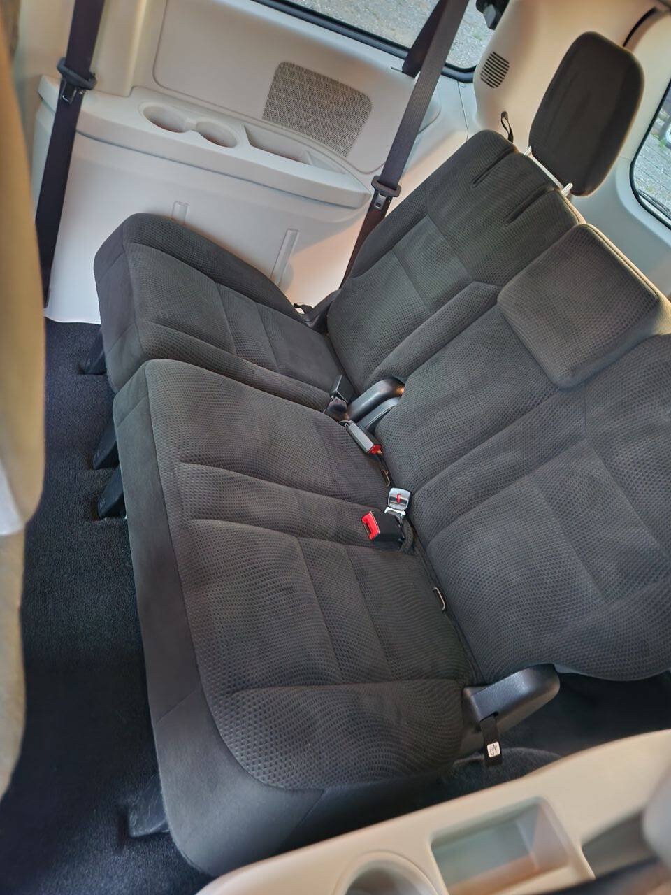 Used 2016 Dodge Grand Caravan SXT FWD image 16