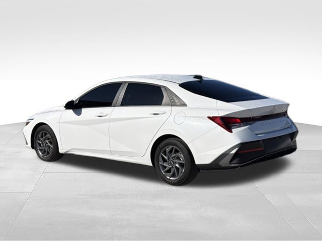 Used 2024 Hyundai Elantra SEL FWD image 3