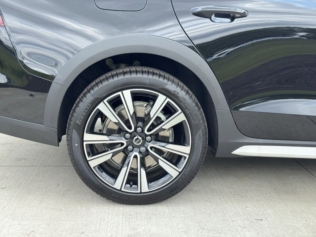 New 2026 Volvo V60 B5 Cross Country Ultra w/ Protection Package Premier image 4