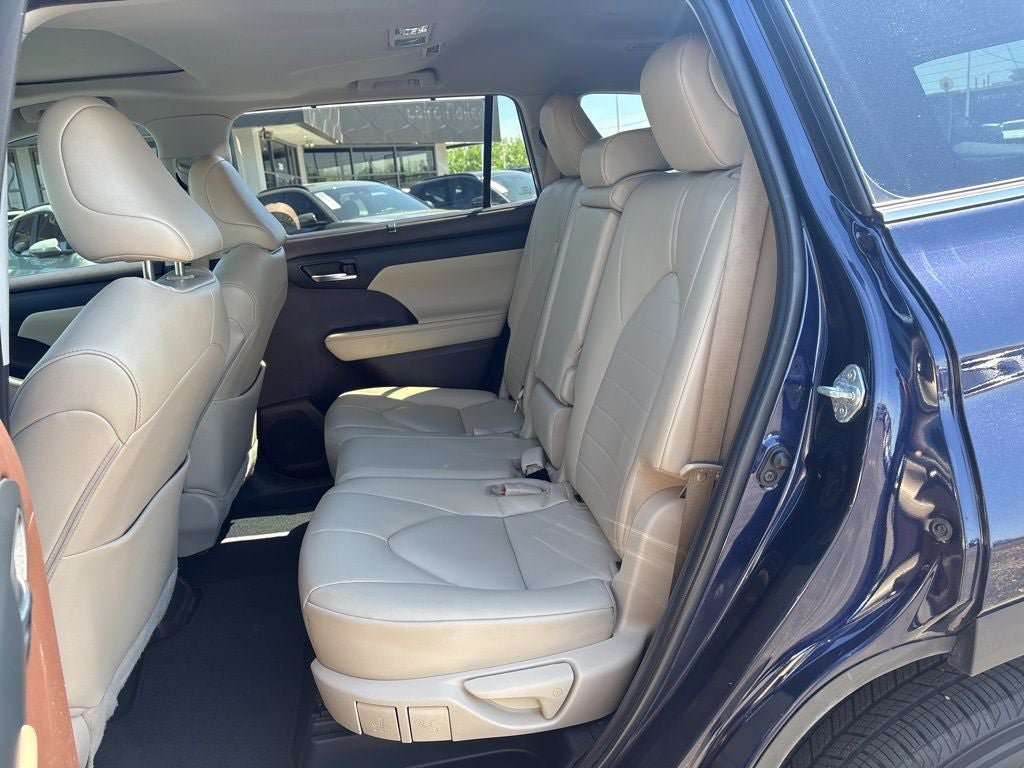 Used 2022 Toyota Highlander XLE AWD/4WD image 29
