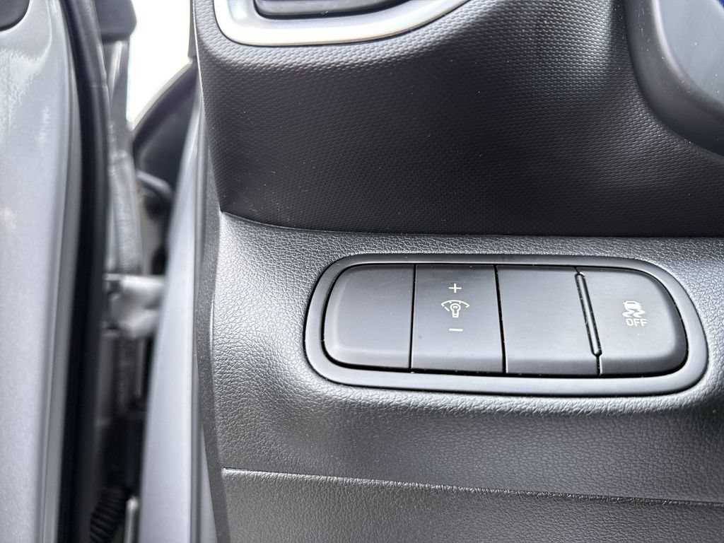 Used 2025 Hyundai Venue SEL FWD image 35