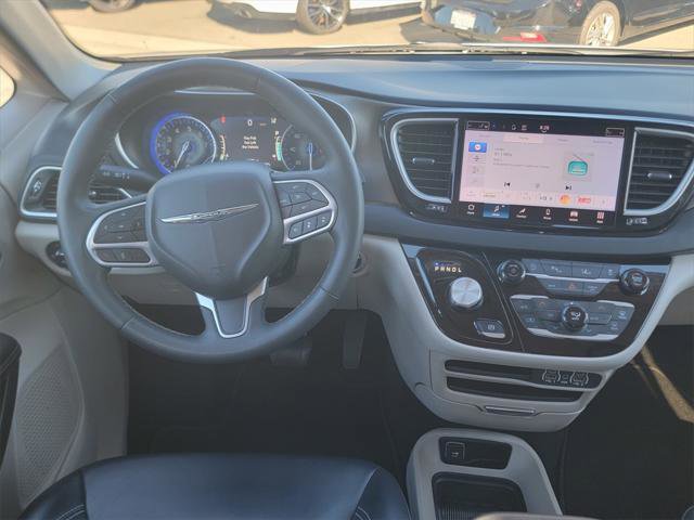 Certified 2023 Chrysler Pacifica Touring-L image 19