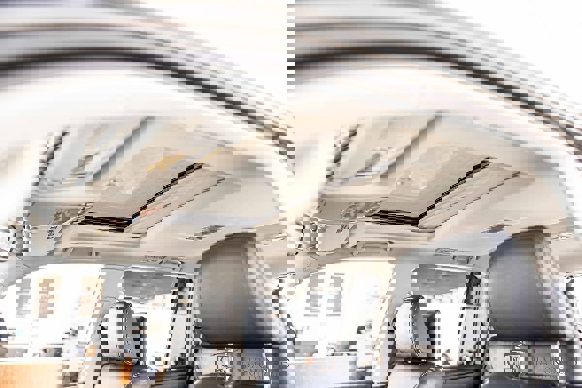 Used 2015 Lexus LX 570 4WD w/ Luxury Package image 20