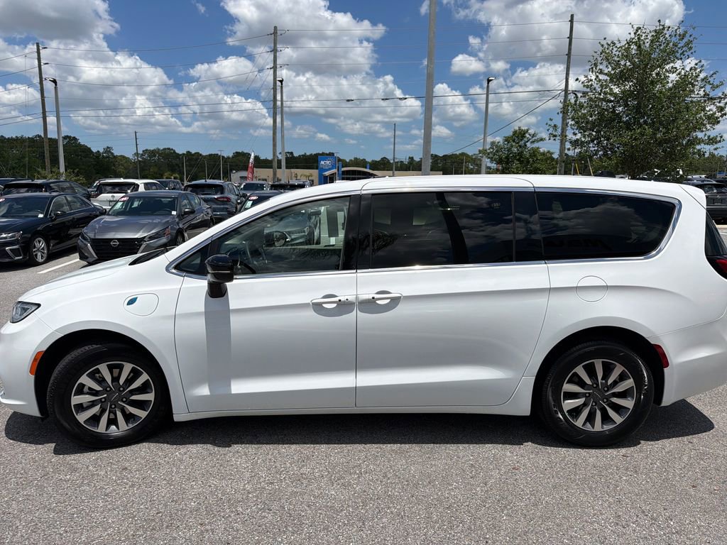Used 2024 Chrysler Pacifica Limited FWD image 4