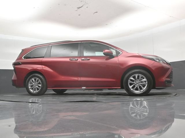 Used 2025 Toyota Sienna XLE FWD image 49