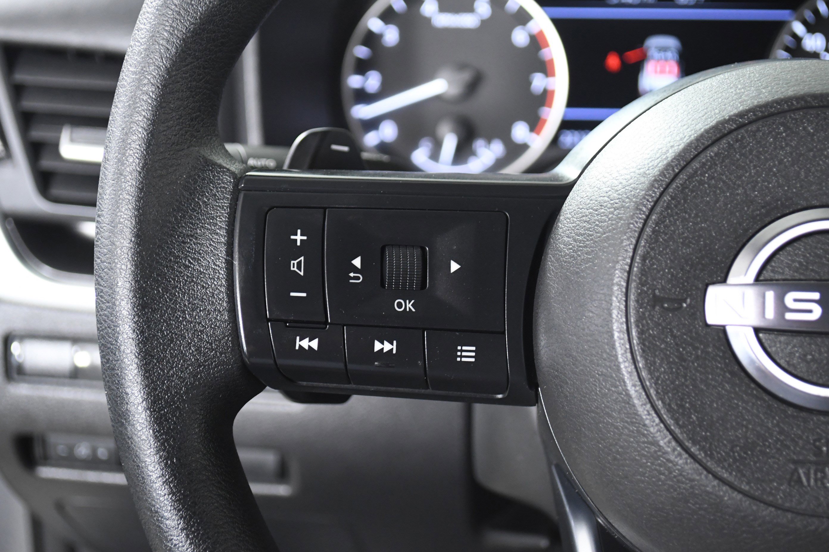 Used 2024 Nissan Rogue SV image 11