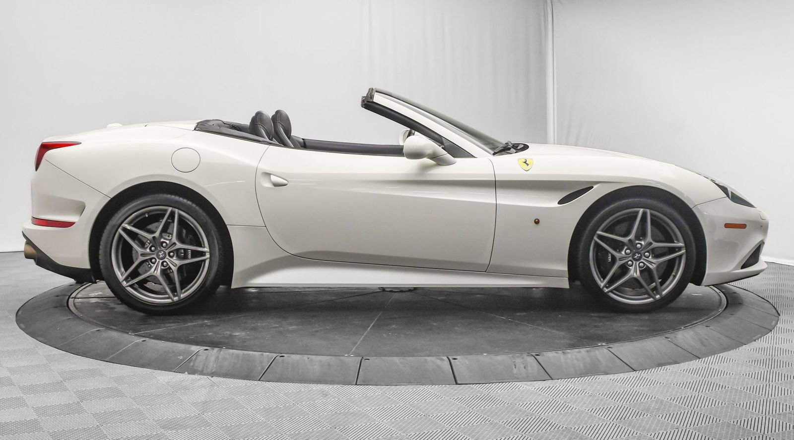 Used 2016 Ferrari California T image 10