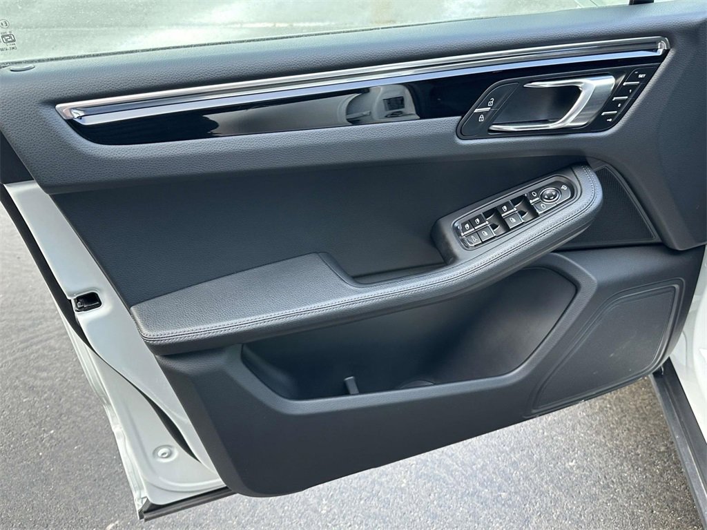Certified 2025 Porsche Macan image 15