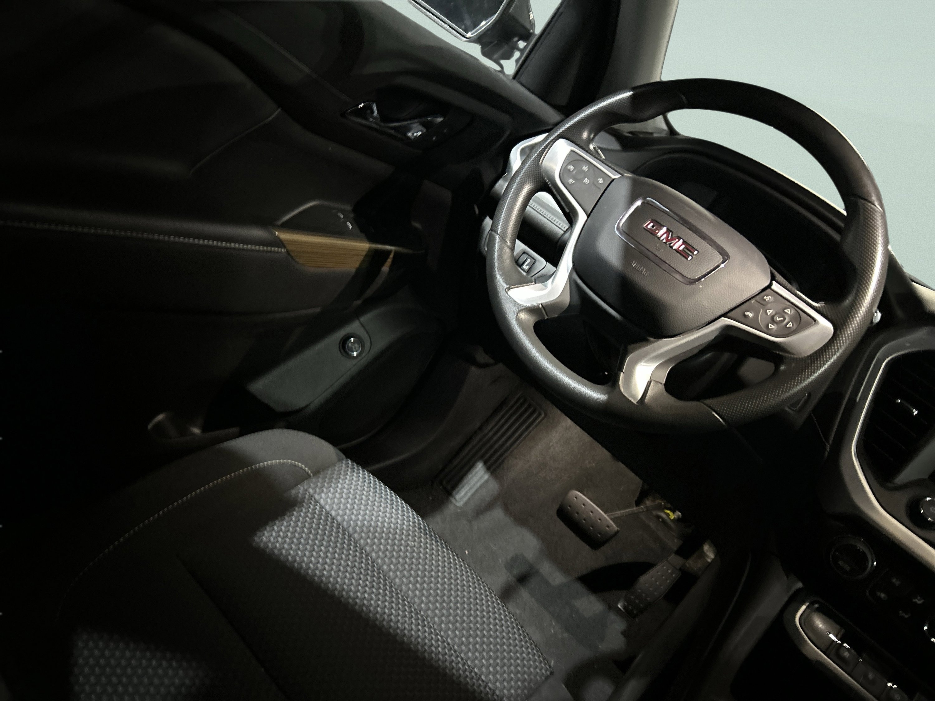 Used 2023 GMC Acadia SLE w/ Driver Convenience Package image 35