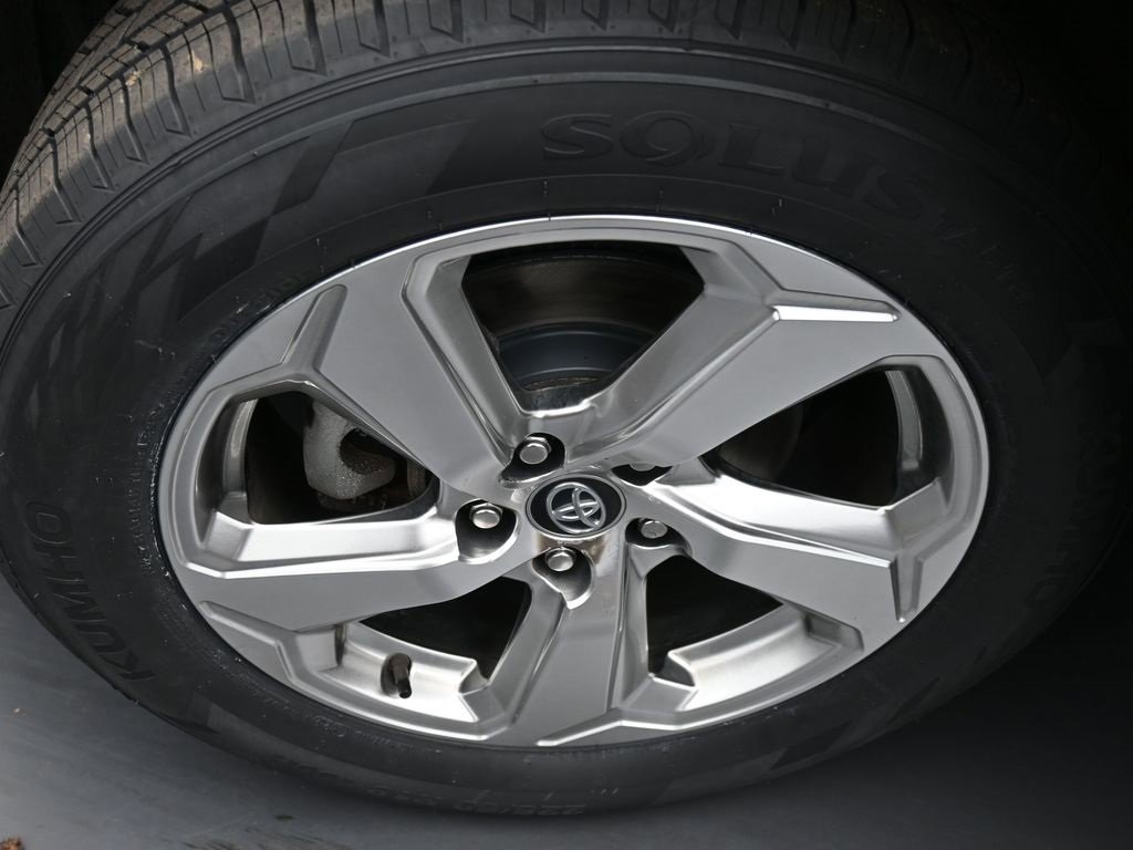 Used 2021 Toyota RAV4 Limited image 18