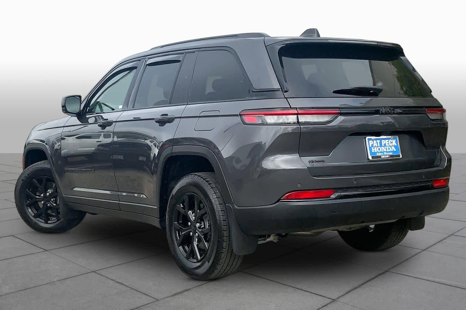 Used 2025 Jeep Grand Cherokee Altitude AWD/4WD image 21