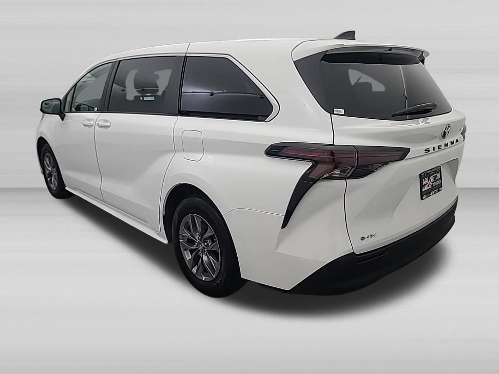 Used 2026 Toyota Sienna LE FWD image 7