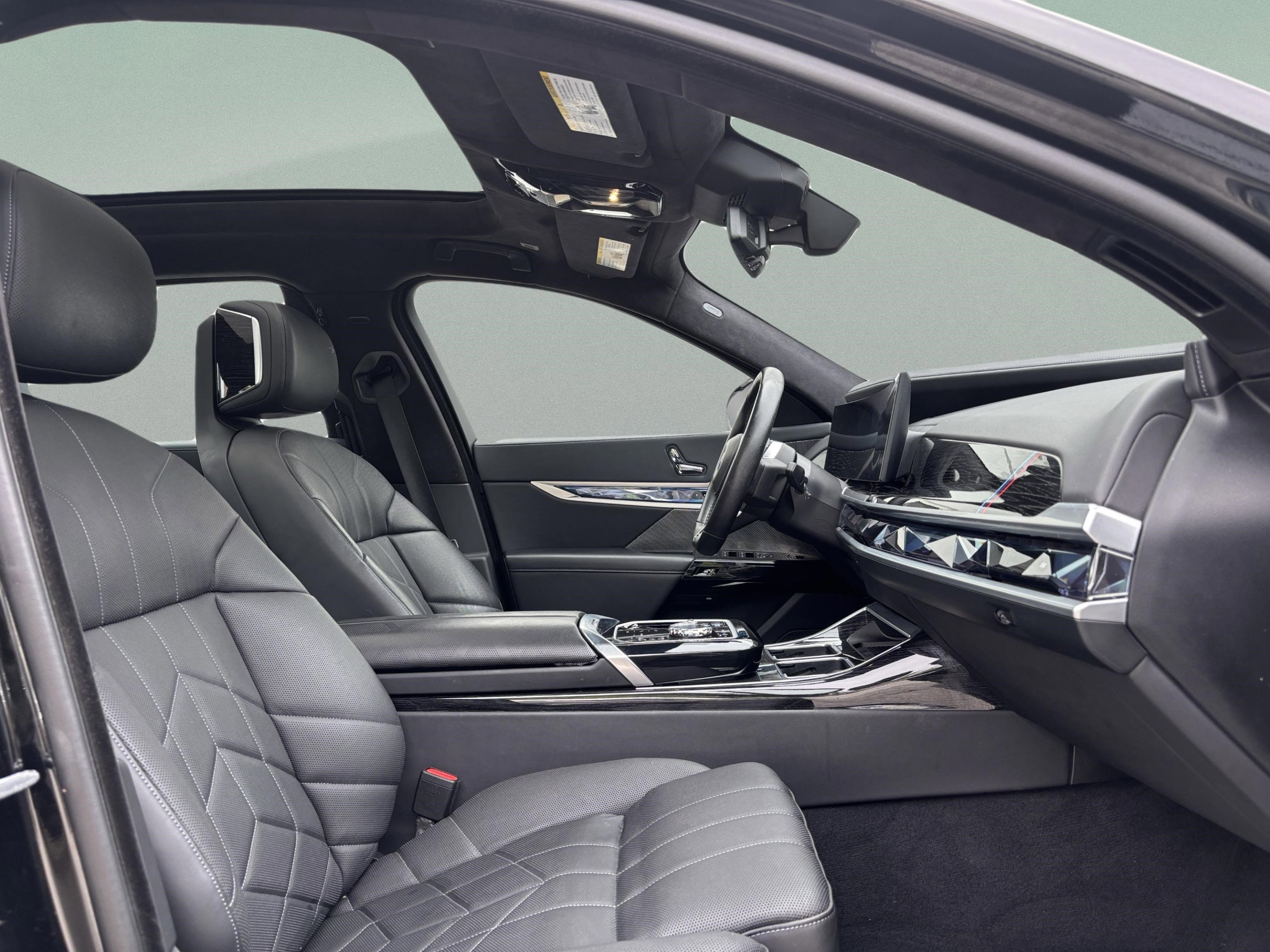 Used 2024 BMW i7 xDrive60 w/ Executive Package image 19