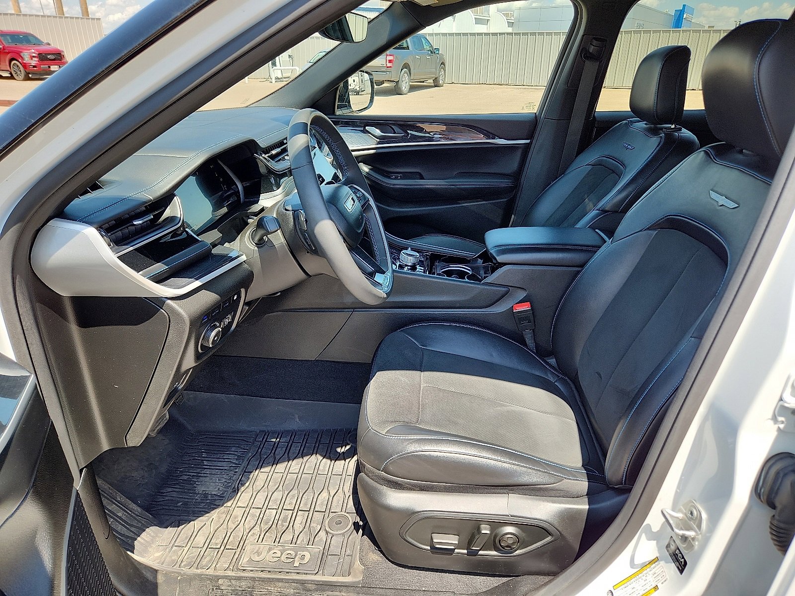 Used 2022 Jeep Grand Cherokee Trailhawk image 11