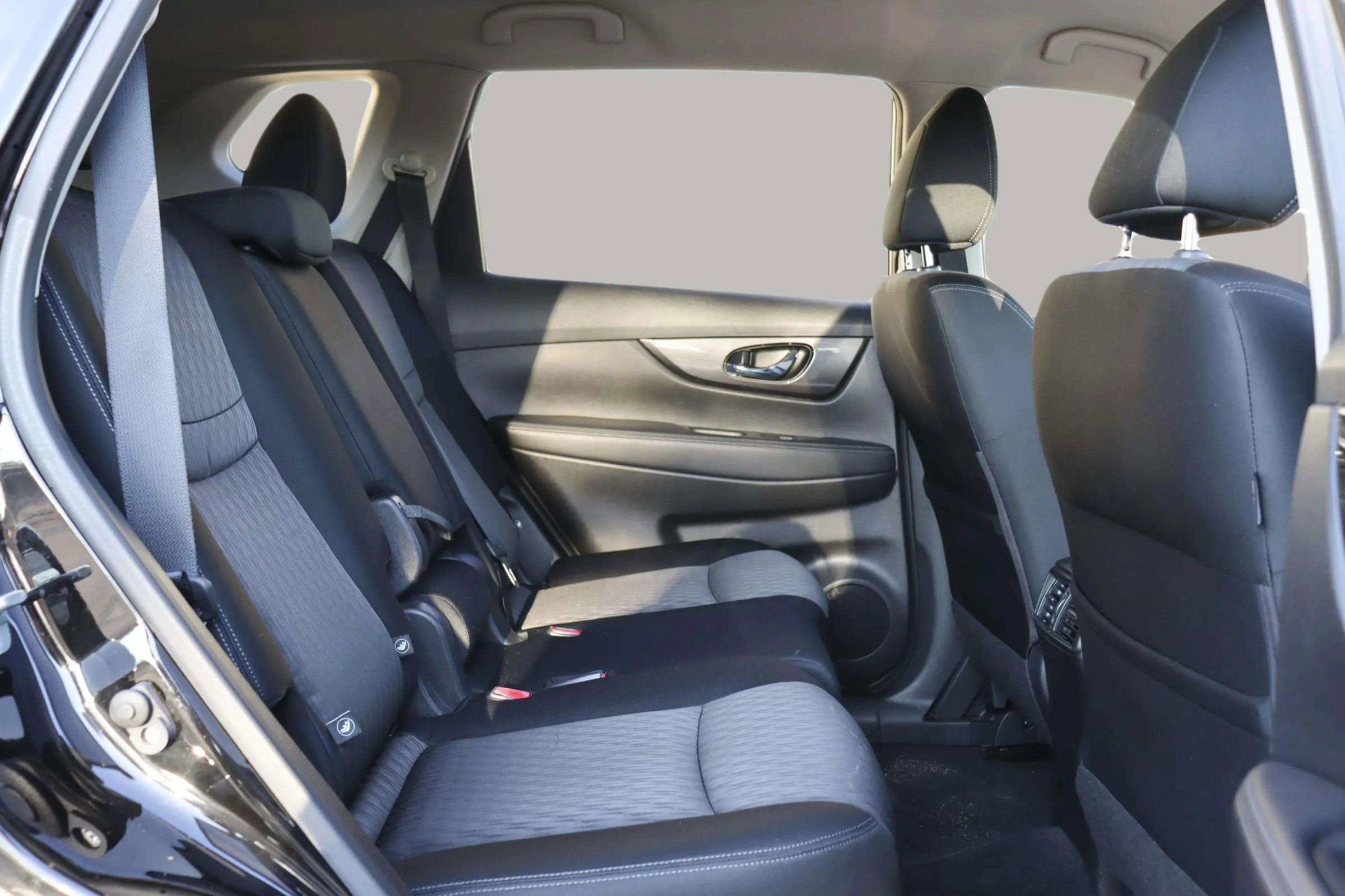 Used 2019 Nissan Rogue SV w/ Premium Package FWD image 32