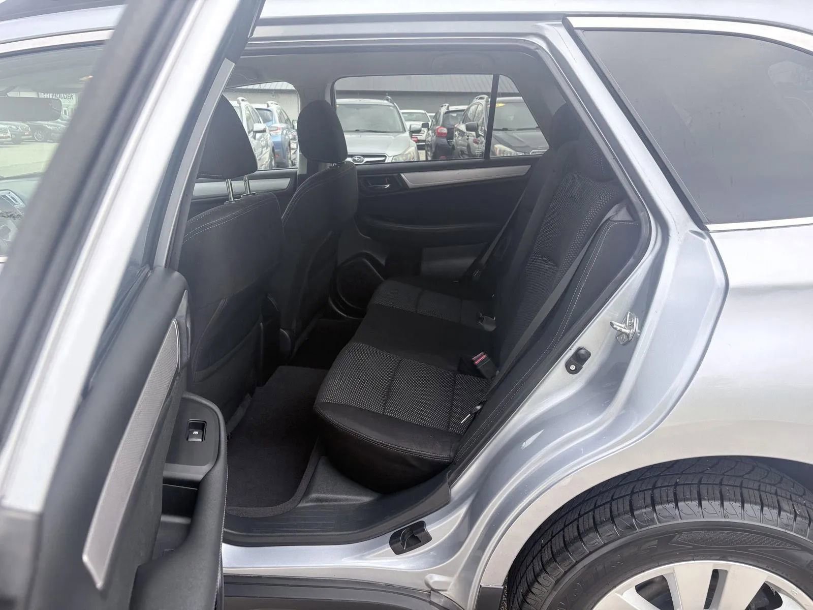 Used 2017 Subaru Outback 2.5i Premium AWD/4WD image 12