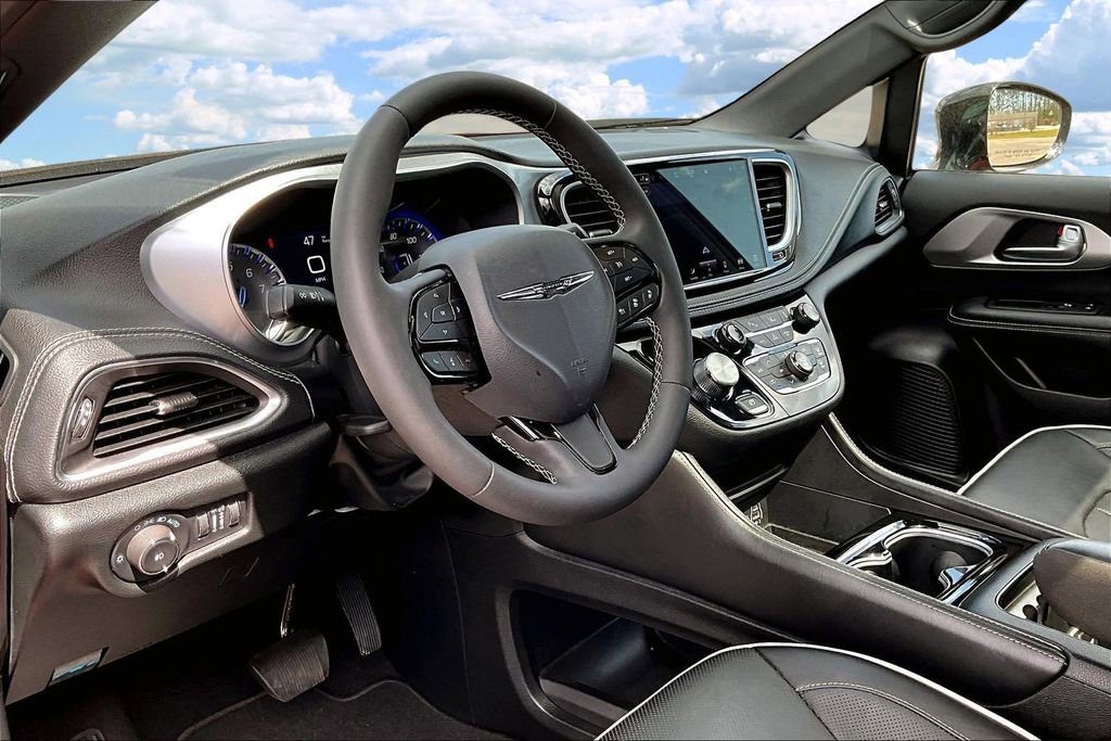 Used 2025 Chrysler Pacifica Limited image 19