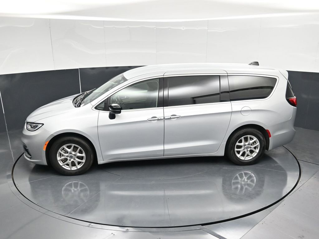 Used 2024 Chrysler Pacifica Touring-L FWD image 44