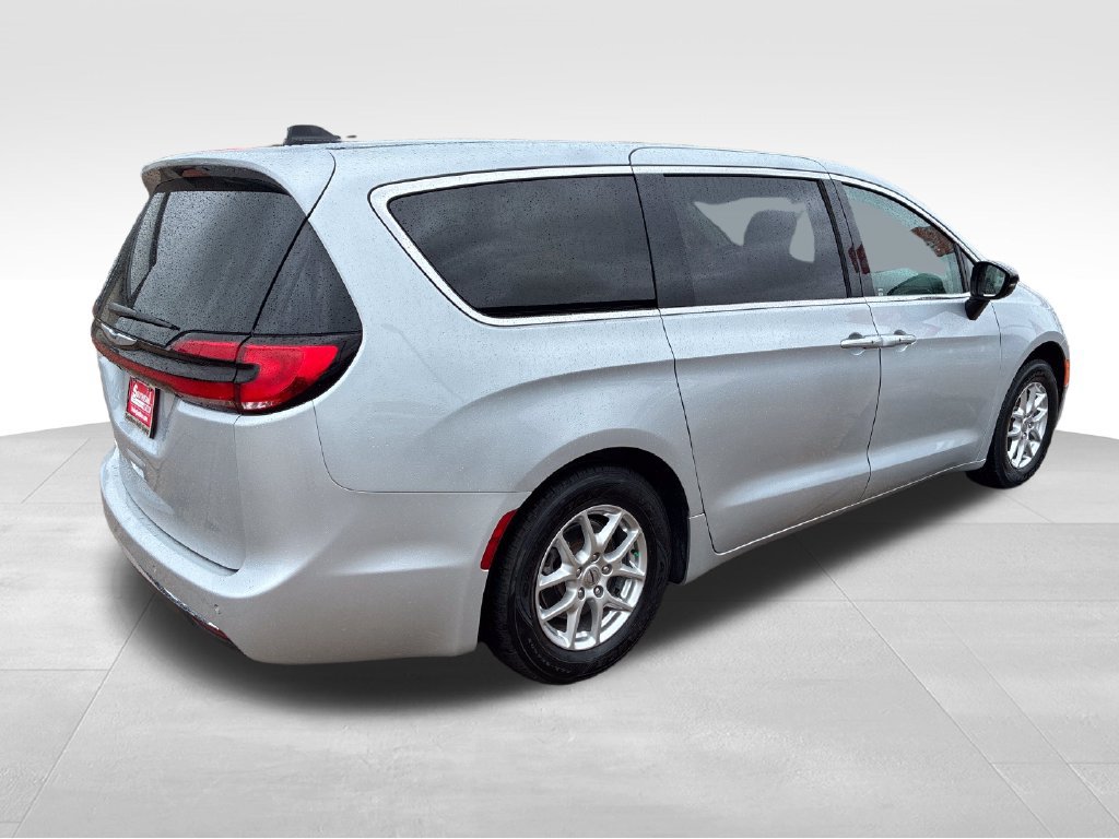 Used 2024 Chrysler Pacifica Touring-L FWD image 5