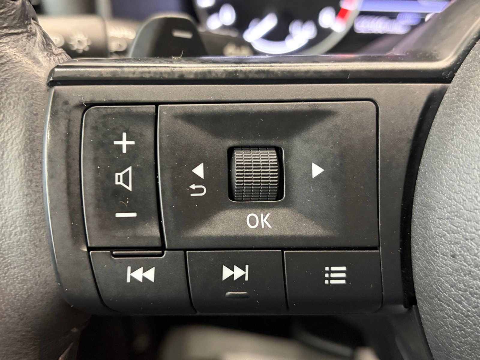 Used 2024 Nissan Rogue SV w/ SV Premium Package AWD/4WD image 32