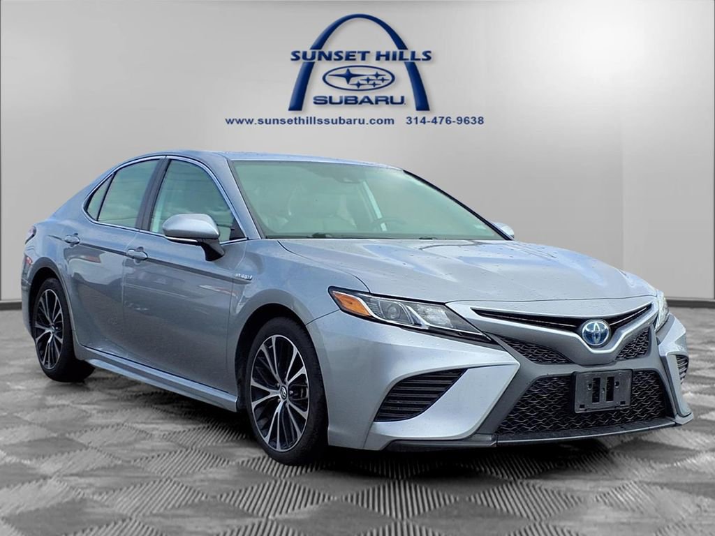 Used 2019 Toyota Camry SE w/ Sunroof Package image 1