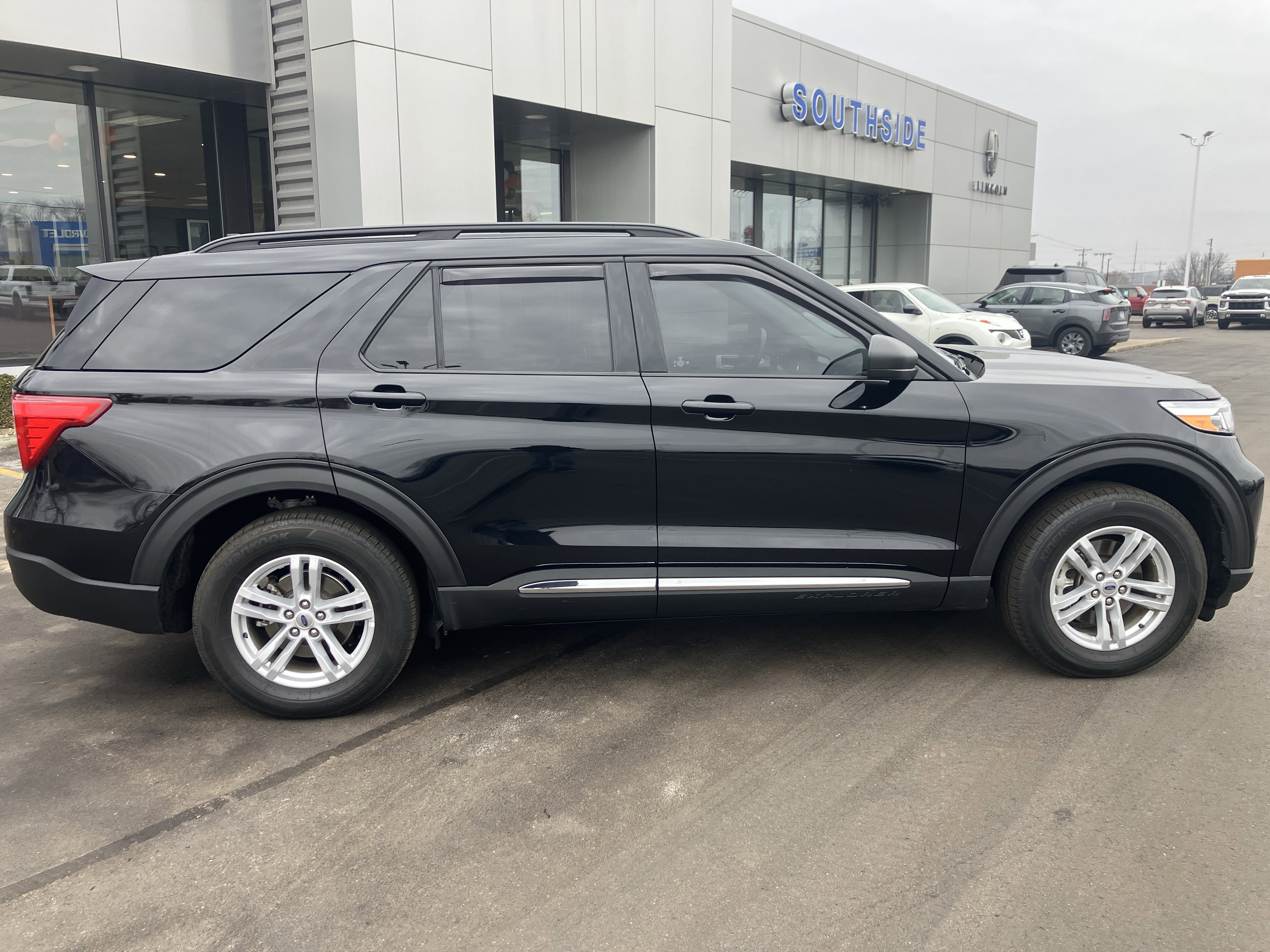 Used 2022 Ford Explorer XLT w/ Equipment Group 202A image 8