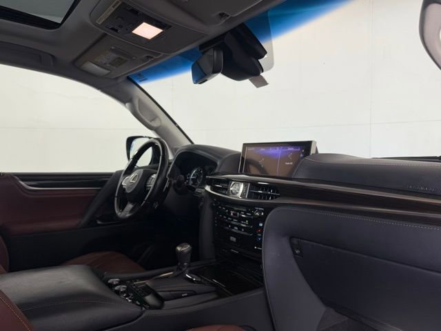 Used 2021 Lexus LX 570 4WD w/ 3rd Row & Luxury Pkg image 21