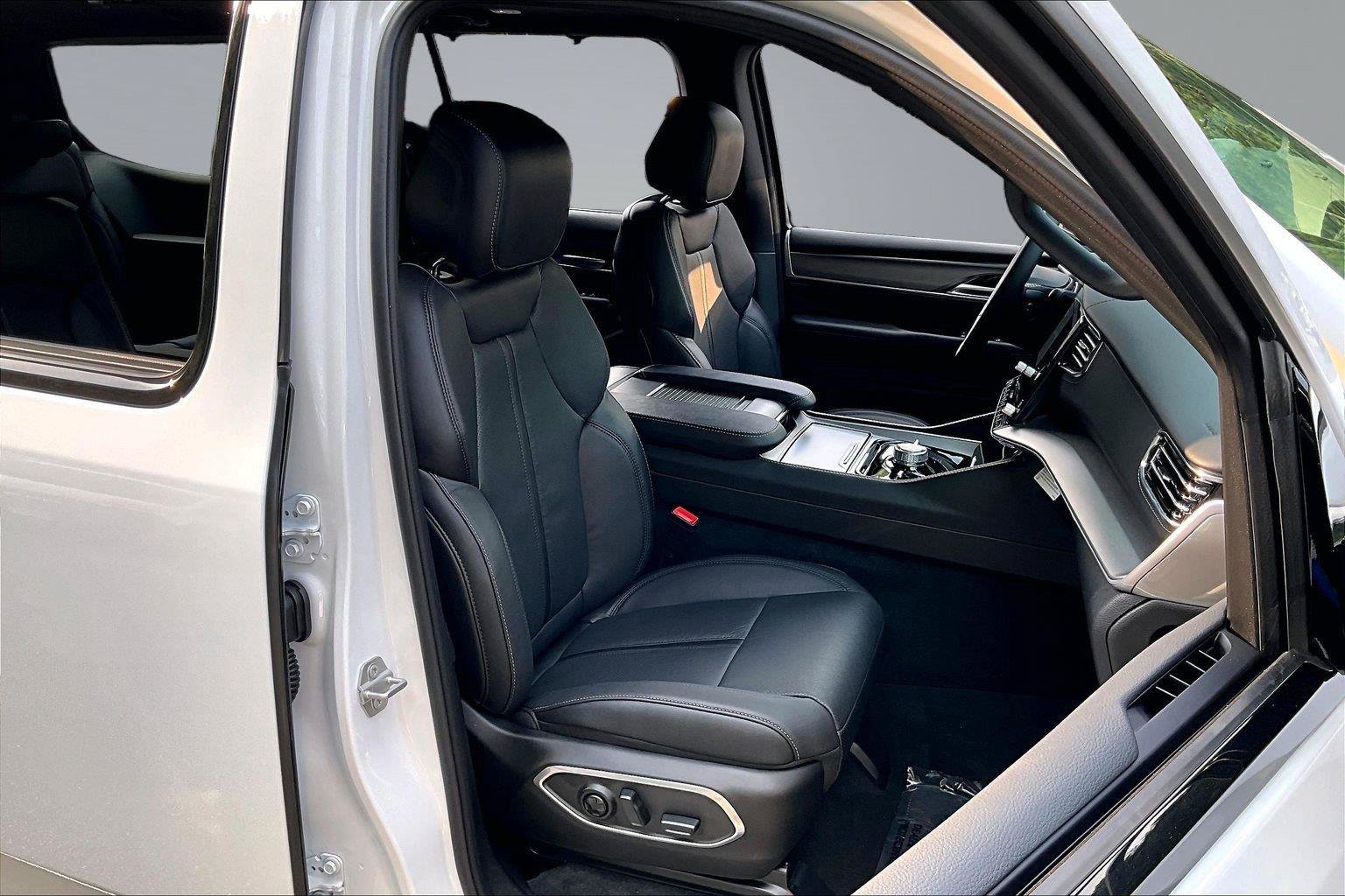 New 2026 Jeep Grand Wagoneer Limited AWD/4WD image 9