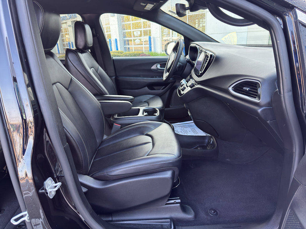 Used 2025 Chrysler Pacifica Select FWD image 38
