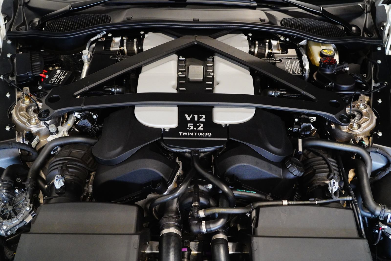 Used 2023 Aston Martin V12 Vantage RWD image 32