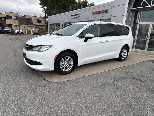 Certified 2023 Chrysler Voyager LX image 3