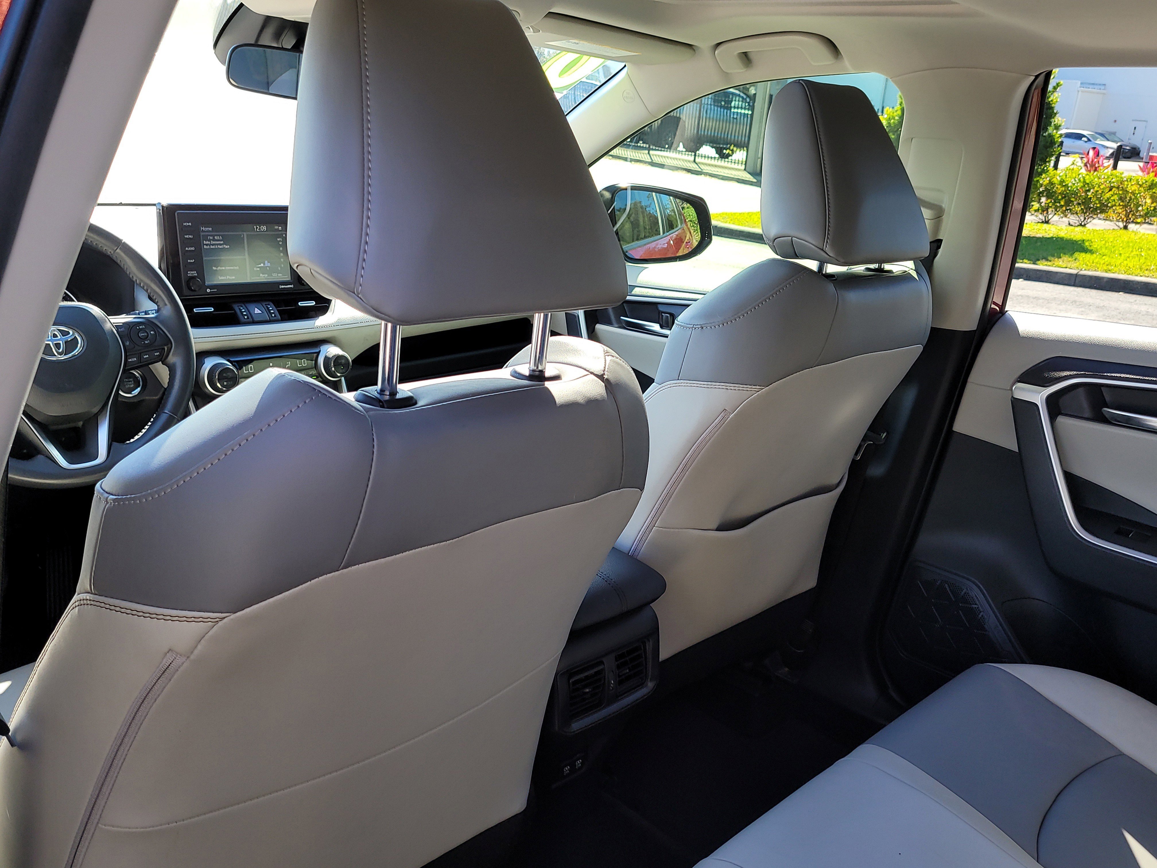 Used 2020 Toyota RAV4 XLE Premium image 14