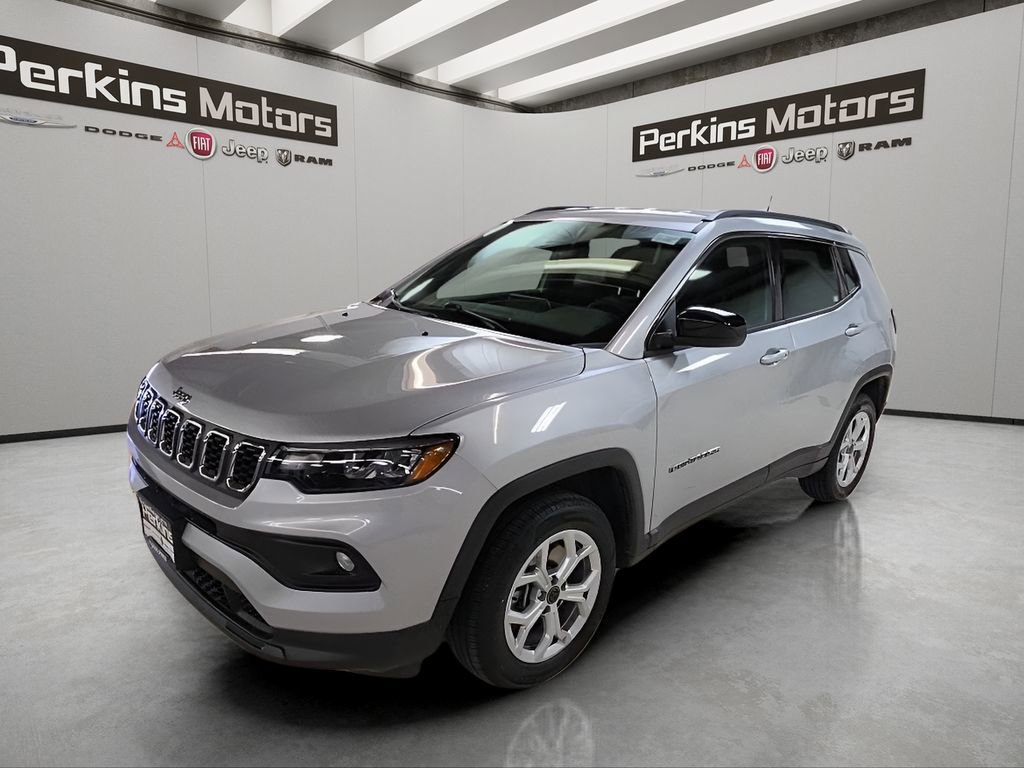 Used 2025 Jeep Compass Latitude AWD/4WD image 1
