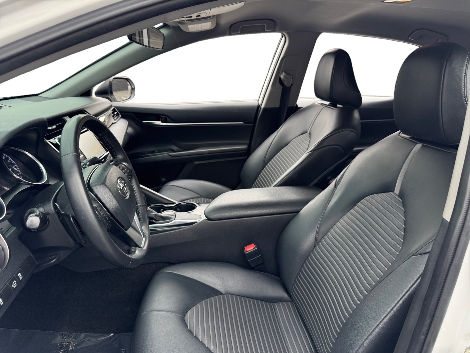 Used 2020 Toyota Camry SE w/ Carpet Mat Package FWD image 9