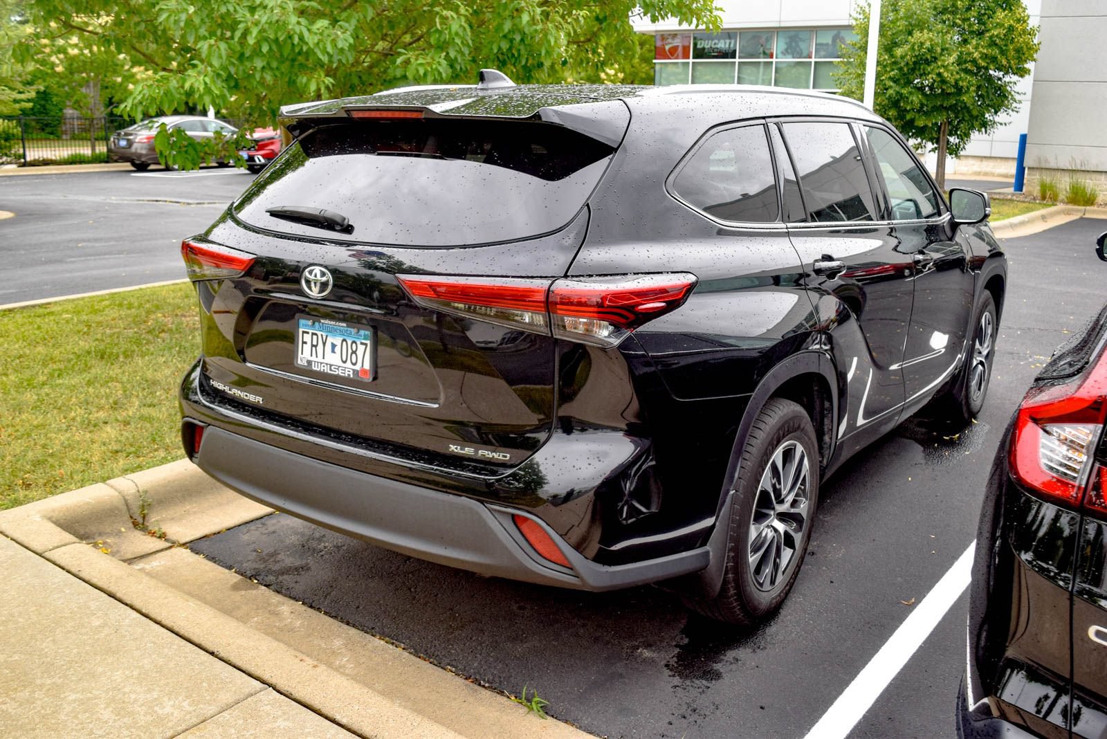 Used 2021 Toyota Highlander XLE AWD/4WD image 16