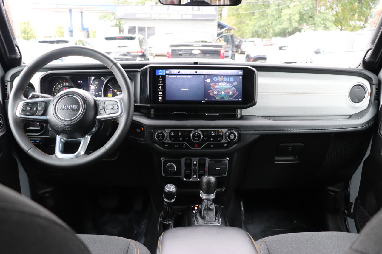 Used 2024 Jeep Wrangler Sahara image 16