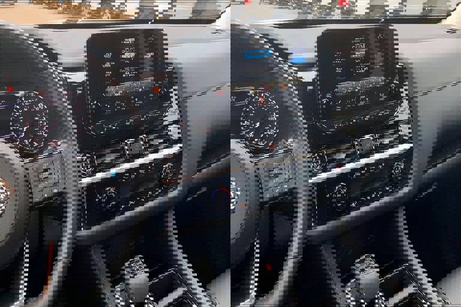 Used 2024 Nissan Pathfinder SL FWD image 7