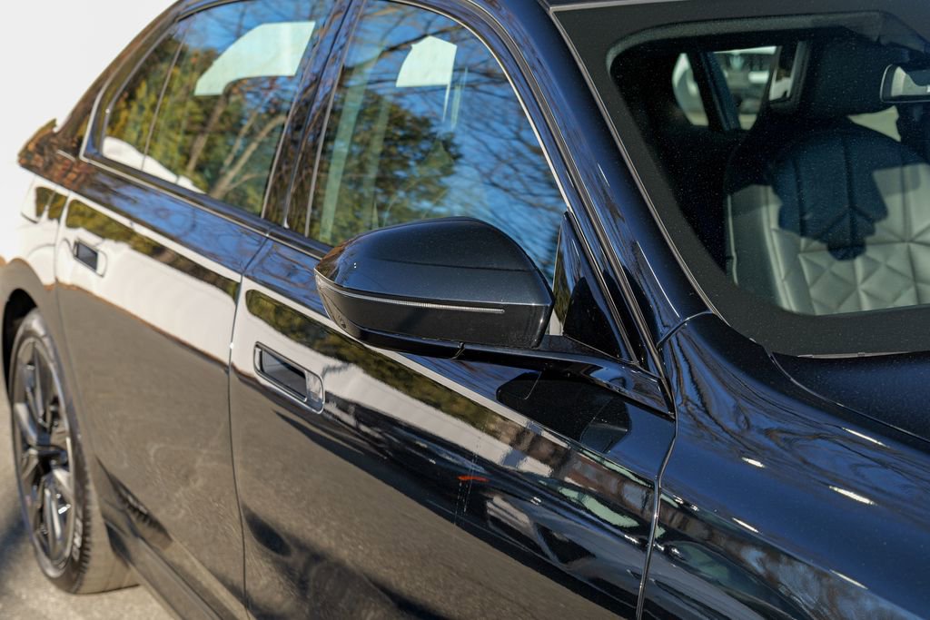 Used 2023 BMW 740i w/ Parking Assistance Package image 10