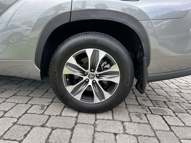 Used 2025 Toyota Highlander XLE FWD image 11