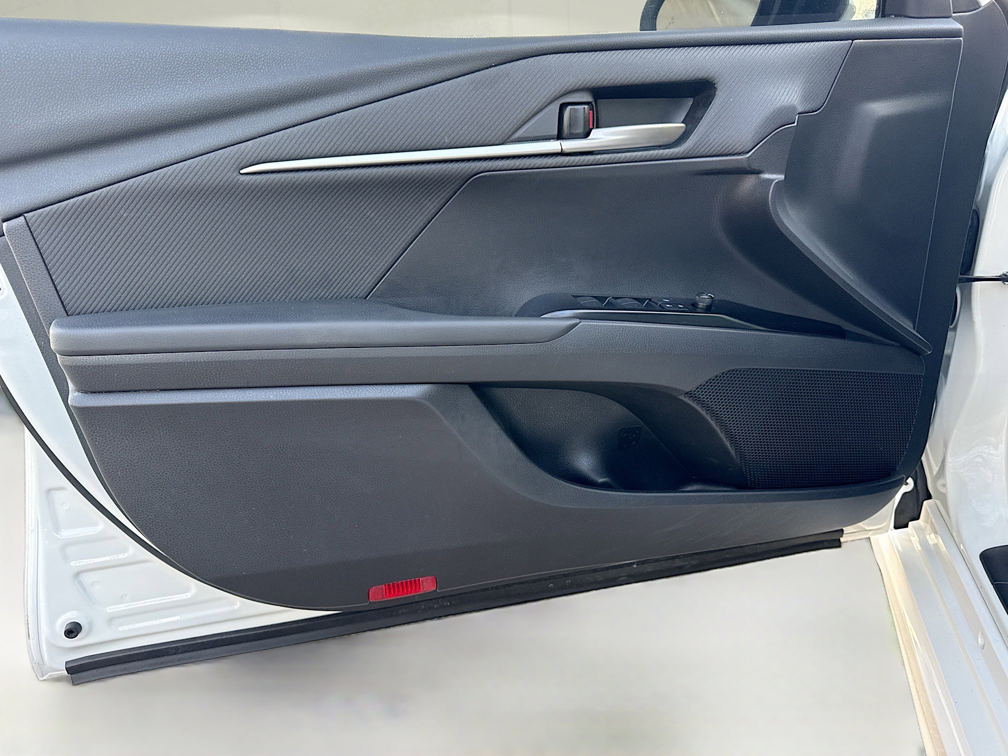 Used 2025 Toyota Camry SE w/ Multimedia Upgrade Package image 17