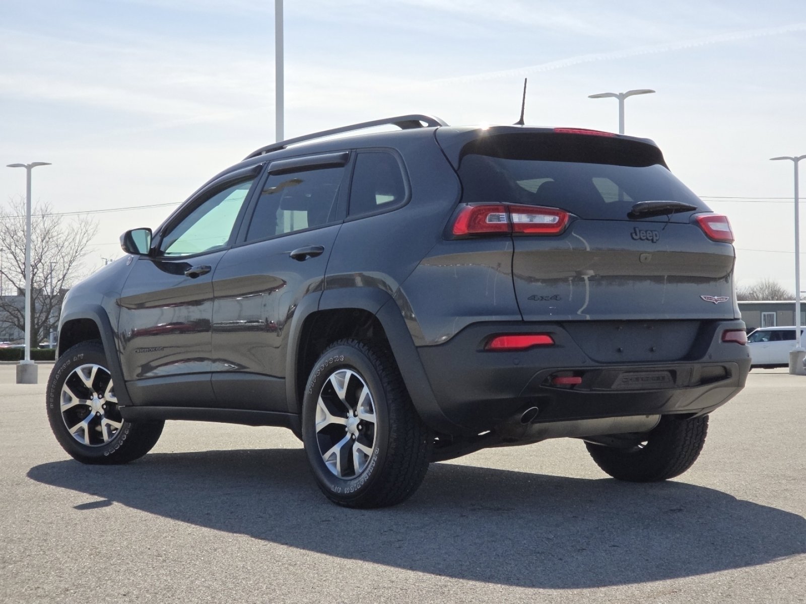 Used 2018 Jeep Cherokee Trailhawk w/ Cold Weather Group AWD/4WD image 17